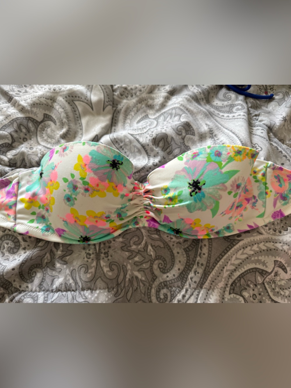 Victoria’s Secret 32c
Strapless 
Floral print with white background